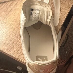 Veja Women Cream and Gold Low-Top Sneaker